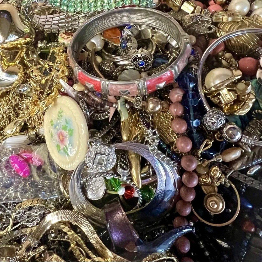 2.5 LBS CURATED Vintage jewelry lot-Gold silver Rhinestones, and pearls wearable - Picture 3 of 6